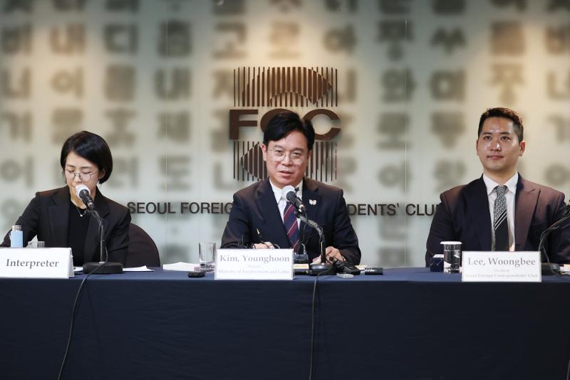 El ministro de Empleo y Trabajo, Kim Young Hoon (centro), presenta las medidas para proteger los derechos e intereses de los trabajadores extranjeros y promover una política laboral inclusiva durante una sesión informativa para corresponsales extranjeros celebrada el 20 de octubre en el Club de Corresponsales Extranjeros de Seúl, en el Centro de Prensa de Corea, distrito de Jung-gu, en Seúl. 