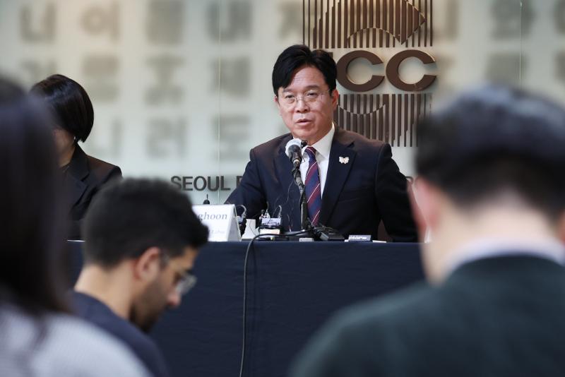 El ministro de Empleo y Trabajo, Kim Young Hoon, habla presenta las políticas gubernamentales en apoyo a los trabajadores extranjeros, el 20 de octubre, en el Centro de Prensa de Corea, en Seúl.