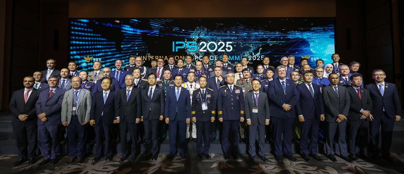 Los jefes policiales de países participantes de la la Cumbre Internacional de Policía (IPS, por sus siglas en inglés) posan para una foto de grupo la tarde del 21 de octubre en el hotel Conrad Seoul, en el distrito de Yeongdeungpo-gu en Seúl. | Agencia Nacional de Policía de Corea