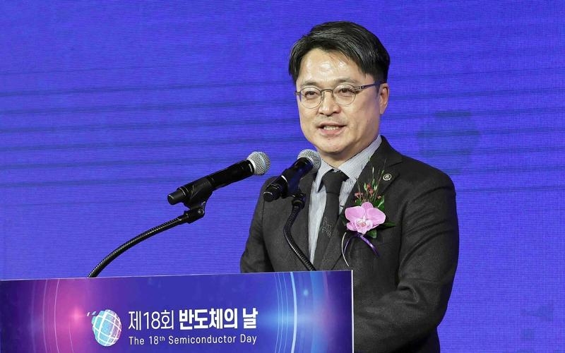 El viceministro de Comercio, Industria y Recursos, Moon Shinhak, pronuncia un discurso de felicitación durante la ceremonia del Día del Semiconductor, celebrada el 22 de octubre en el hotel Grand InterContinental Seoul Parnas, en el distrito de Gangnam-gu en Seúl. | Ministerio de Comercio, Industria y Recursos