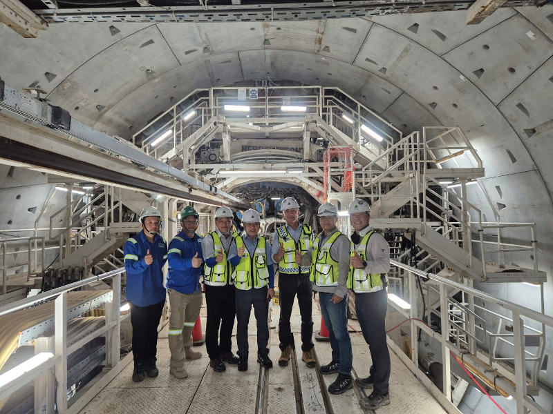 El embajador Byoung Jin Han durante su visita al sitio de construcción de la línea nº 3 del Metro de Panamá, con trabajadores del Consorcio HPH | Embajada de Corea ante Panamá 