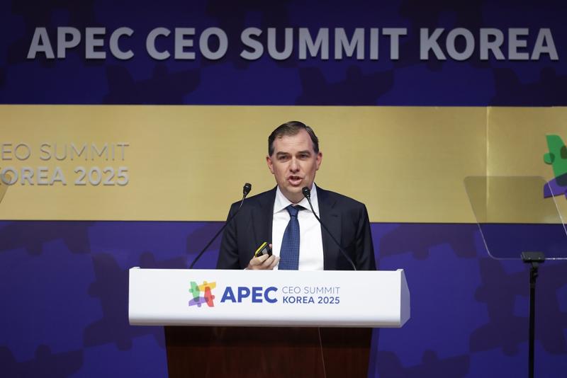 Matt Garman, director ejecutivo de Amazon Web Services (AWS), pronuncia un discurso durante la Cumbre de Directores Ejecutivos del Foro de Cooperación Económica Asia-Pacífico (APEC), el 29 de octubre, en el Centro de Artes de Gyeongju, en la provincia de Gyeongsangbuk-do. | Agencia de Noticias Yonhap