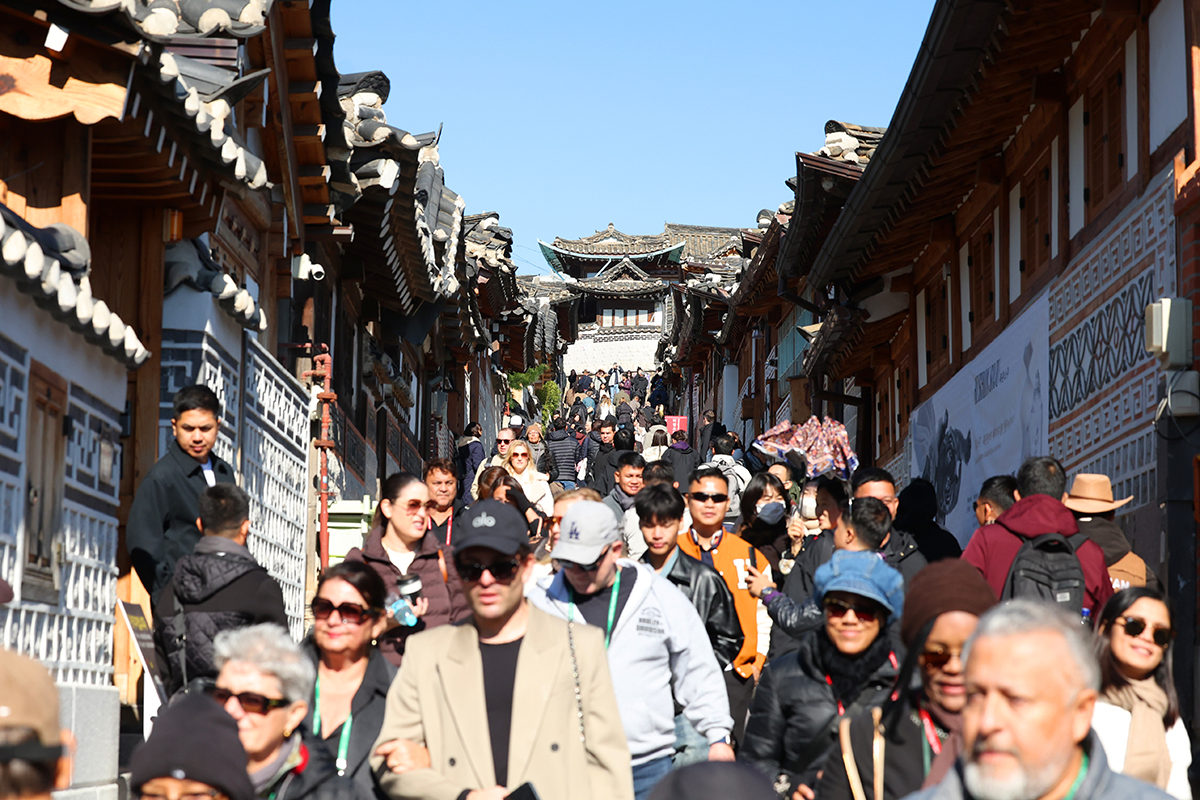 Una multitud de turistas extranjeros recorre la aldea tradicional de casas hanok del barrio de Bukchon, situada en el distrito de Jongno-gu, en Se&uacute;l. Este a&ntilde;o, hasta septiembre, un total de 14,08 millones de visitantes extranjeros viajaron a Corea.