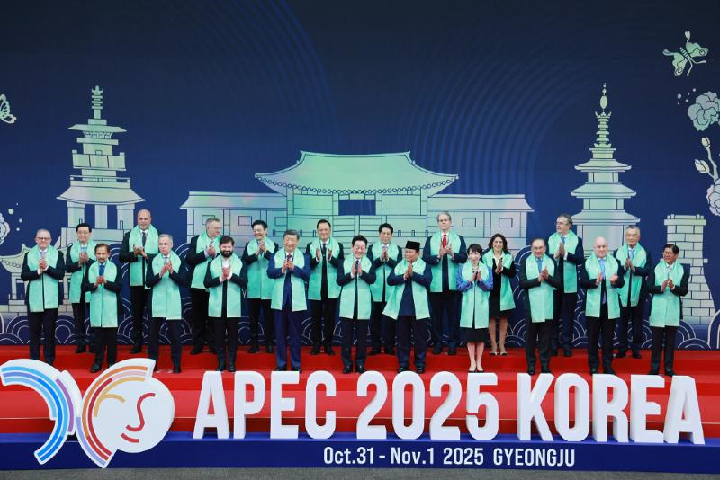 El presidente Lee Jae Myung (sexto desde la izquierda, primera fila) posa para la foto oficial junto a los jefes de Estado participantes en la cumbre del Foro de Cooperación Económica Asia-Pacífico (APEC) celebrada el 1 de noviembre en el Centro de Convenciones Internacional Hwabaek de Gyeongju, provincia de Gyeongsangbuk-do. | Agencia de Noticias Yonhap