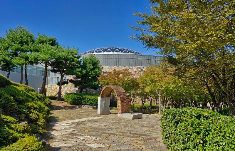 Se muestra la cúpula del Museo Clayarch de Gimhae, en la ciudad homónima, provincia de Gyeongsangnam-do. | KTO