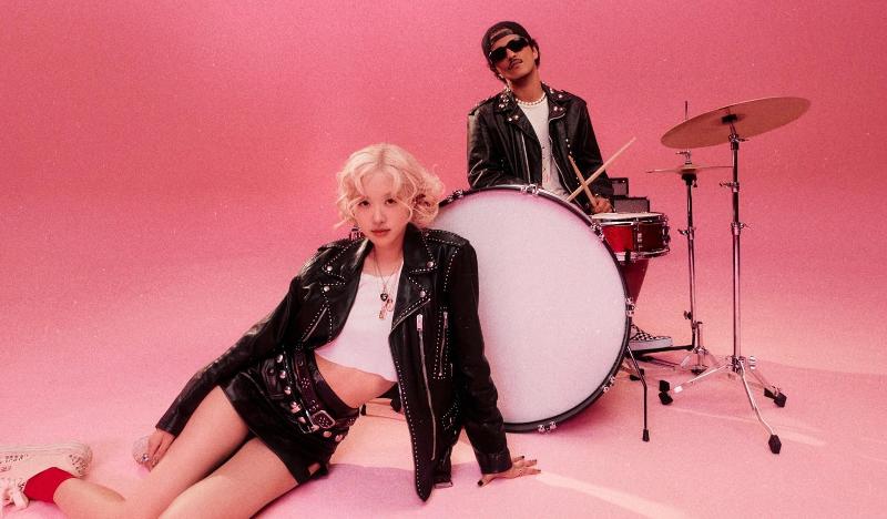 La foto muestra a Rosé (izda.) y Bruno Mars. | The BLACK Label