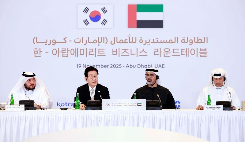 El presidente Lee Jae Myung (segundo desde la izquierda), en visita de Estado a Emiratos Árabes Unidos (EAU), interviene el 19 de noviembre (hora local) en la Mesa Redonda Empresarial Corea-EAU celebrada en un hotel de Abu Dabi. | Agencia de Noticias Yonhap