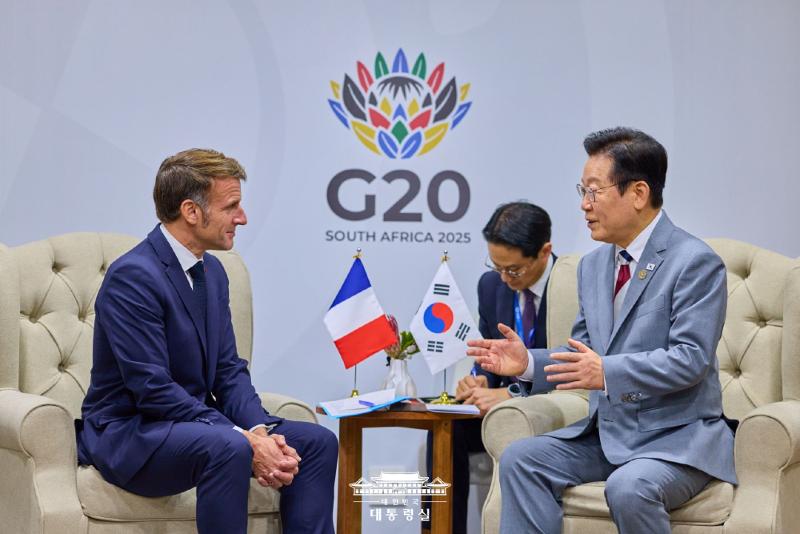 El presidente Lee Jae Myung (derecha) y el presidente francés Emmanuel Macron celebran una reunión bilateral al margen de la cumbre del Grupo de los 20 (G20), el 22 de noviembre (hora local), en el Centro de Exposiciones Nasrec, en Johannesburgo, Sudáfrica.
