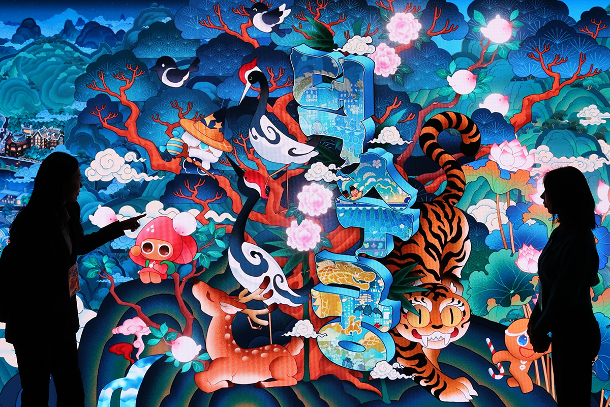 El personal observa los artículos exhibidos durante la presentación para los medios de la exposición “Cookie Run: In Search of Korea’s Lost Heritage”, celebrada el 8 de diciembre en el sala de Dondeokjeon del palacio Deoksugung, en el distrito de Jung-gu, en Seúl.