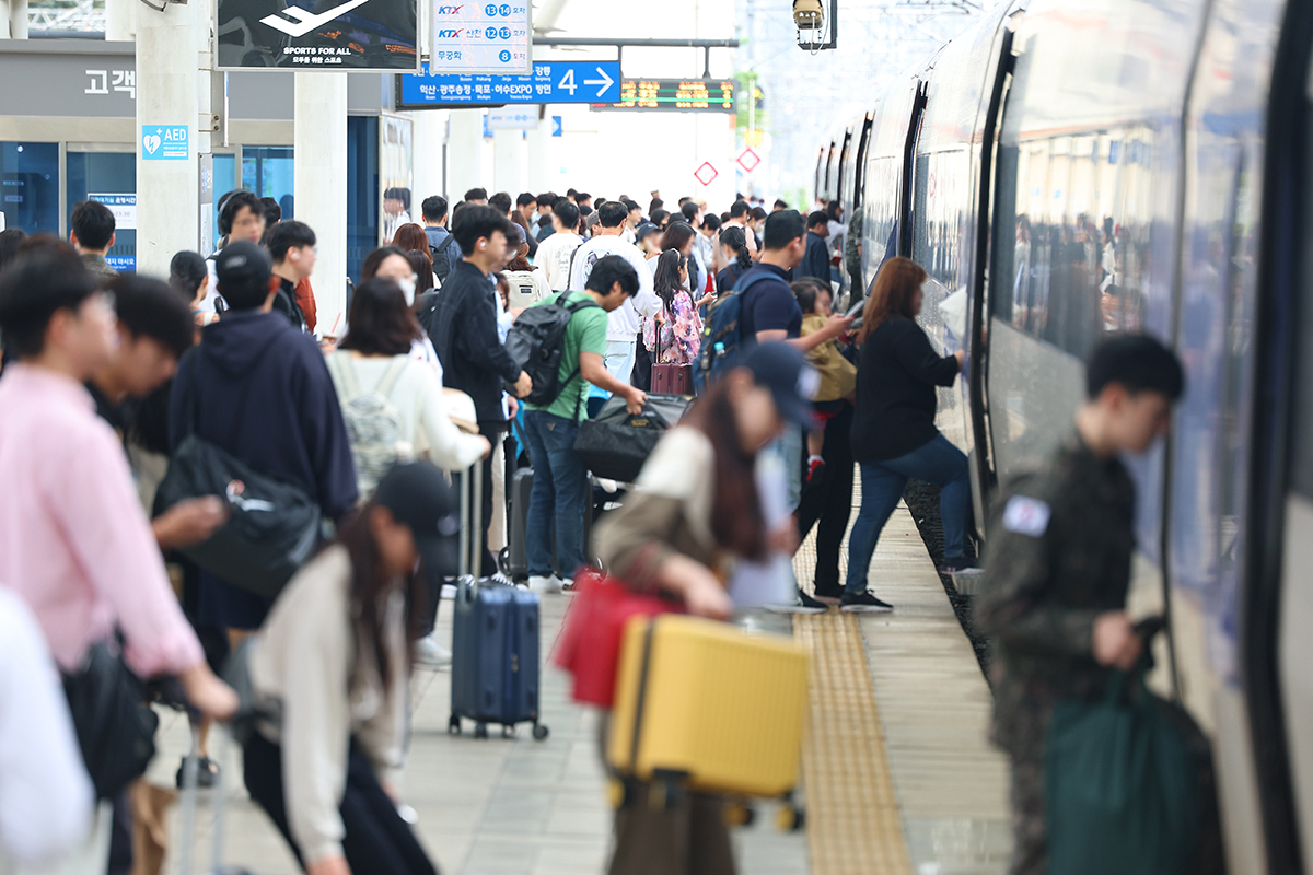 Los viajeros abarrotan la Estación de Seúl el 27 de septiembre de 2023. | Korea.net