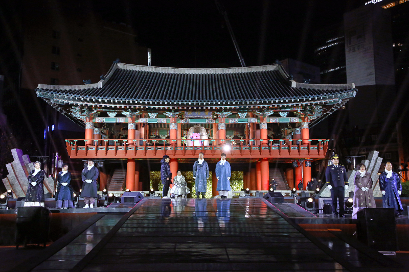 Se muestra la ceremonia de campanada de Bosingak del año pasado