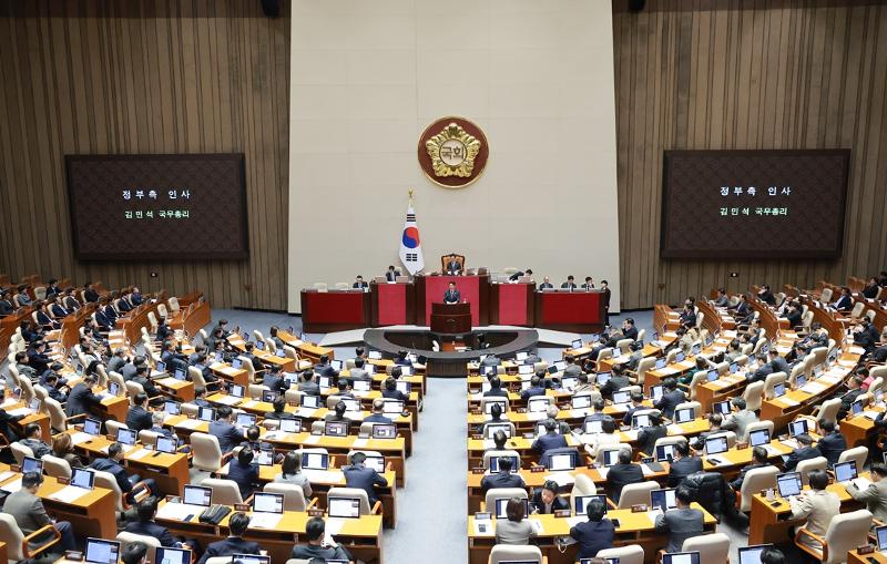 El primer ministro, Kim Min-seok, habla tras la aprobación del proyecto de presupuesto revisado para 2026, el 2 de diciembre, en una sesión plenaria de la Asamblea Nacional. | Agencia de Noticias Yonhap