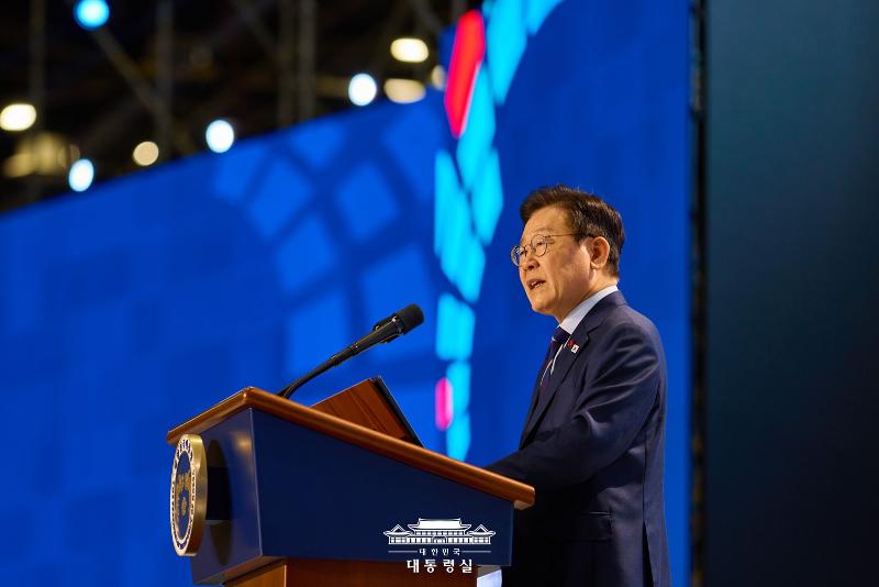 El presidente Lee Jae Myung pronuncia un discurso inaugural como presidente del 22º Consejo Asesor para la Reunificación Pacífica, en la ceremonia celebrada el 2 de diciembre en el centro de convenciones KINTEX, en la ciudad de Goyang, provincia de Gyeonggi-do. | Oficina presidencial