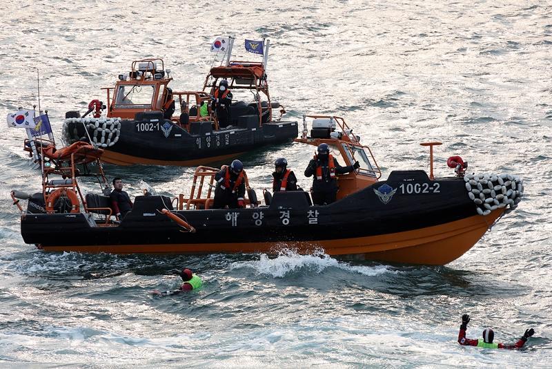El 25 de noviembre de 2025, un equipo de rescate realiza un simulacro de respuesta ante la colisión de un buque en aguas cercanas al puerto de Incheon, durante la cuarta edición del ejercicio conjunto 