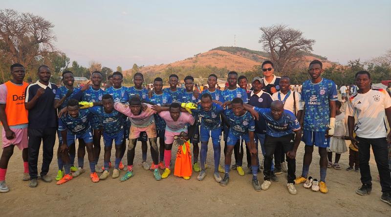 Los miembros de Chizumulu United FC en uniformes proporcionados por su propietario, Lee Dong-hoon, posan para una foto grupal el 22 de agosto de 2025. | Lee Dong-hoon