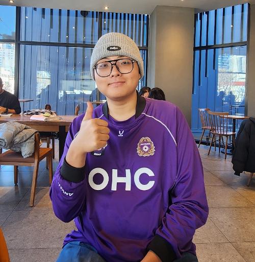 Lee Dong-hoon, propietario del Chizumulu United FC, equipo de tercera división de Malawi, posa para una foto tras conceder una entrevista a Korea.net el 9 de diciembre de 2025 en una cafetería de Busan. | Lee Jihae