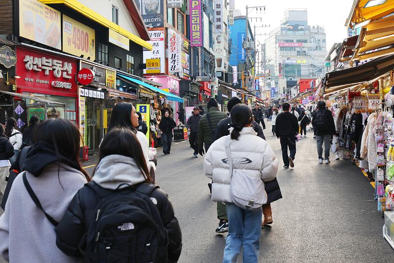 La zona de Hongdae, alrededor de la Universidad Hongik, en el distrito de Mapo-gu de Seúl, está abarrotada de visitantes nacionales y extranjeros el 10 de diciembre.