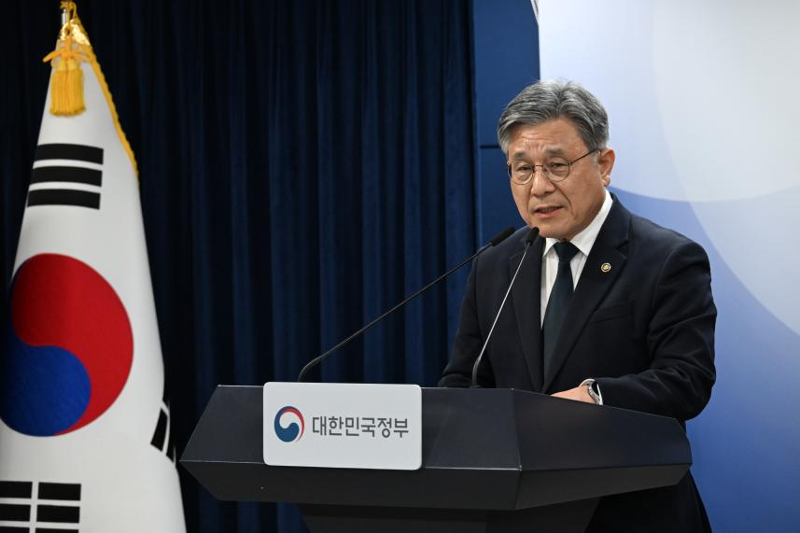 Huh Min, administrador del Servicio de Patrimonio de Corea (KHS, por sus siglas en inglés), presenta las tres estrategias clave para la organización de la sesión del Comité del Patrimonio Mundial de la Unesco que se celebrará el próximo año en Busán, durante una reunión de coordinación de políticas nacionales en el complejo gubernamental de Seúl, en el distrito capitalino de Jongno-gu. | KHS