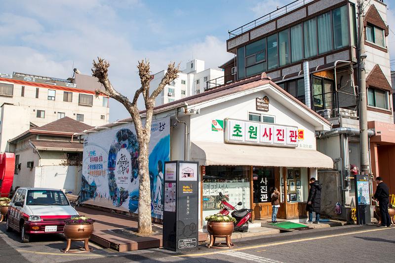 Se muestra el Estudio Fotográfico Chowon, en Gunsan, provincia de Jeollabuk-do, donde se filmó la exitosa película de 1997 'Christmas in August'. | Organización de Turismo de Corea