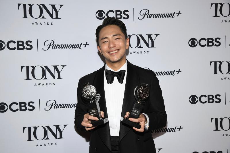 El escritor y letrista de 'Maybe Happy Ending', Park Chun-hue, tambi&eacute;n conocido como Hue Park, posa el 8 de junio (hora local) con dos de los trofeos de su obra en la ceremonia anual de los premios Tony en el Radio City Hall, en Nueva York, EE. UU.