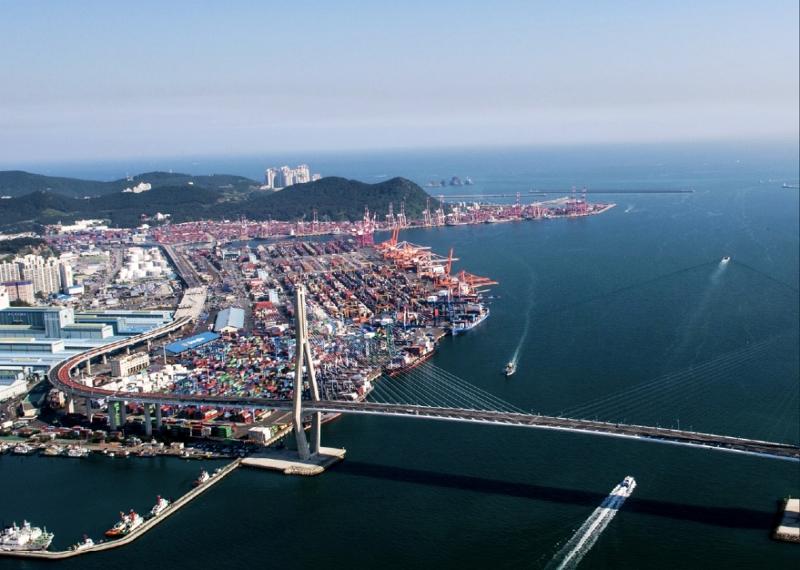 Se proyecta que las exportaciones de semiconductores superen los 165.000 millones de dólares este año, marcando un segundo récord consecutivo. En la foto, el puerto Norte de Busan. | Autoridad Portuaria de Busán