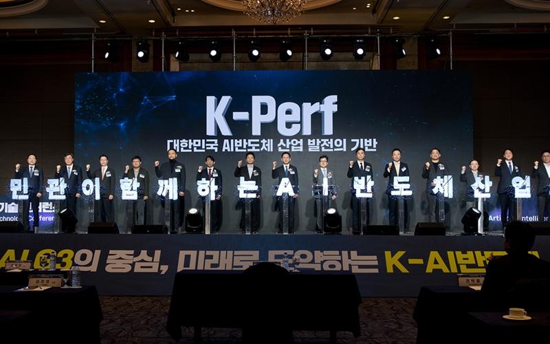 El viceprimer ministro y ministro de Ciencia y TIC, Bae Kyunghoon (centro), participa en la ceremonia de lanzamiento del Consorcio K-Perf durante la Conferencia de Tecnología del Futuro de Semiconductores de IA, el 10 de diciembre, en el Hotel Lotte del distrito Jung-gu, Seúl. | Ministerio de Ciencia y TIC