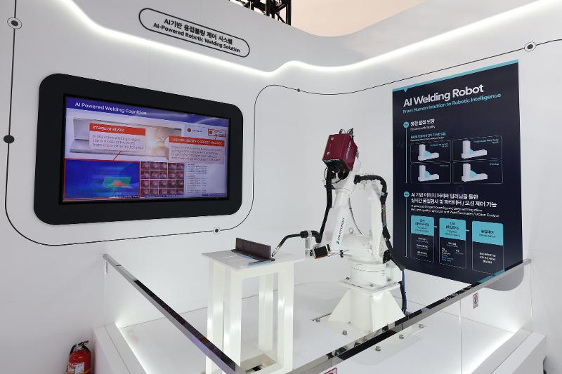 Se muestra el sistema basado en inteligencia artificial (IA) de HD Hyundai para controlar defectos de soldadura, en la Plaza K-Business de Gyeongju, provincia de Gyeongsangbuk-do, el 29 de octubre, durante la cumbre del Foro de Cooperación Económica Asia-Pacífico (APEC, según sus siglas en inglés).
