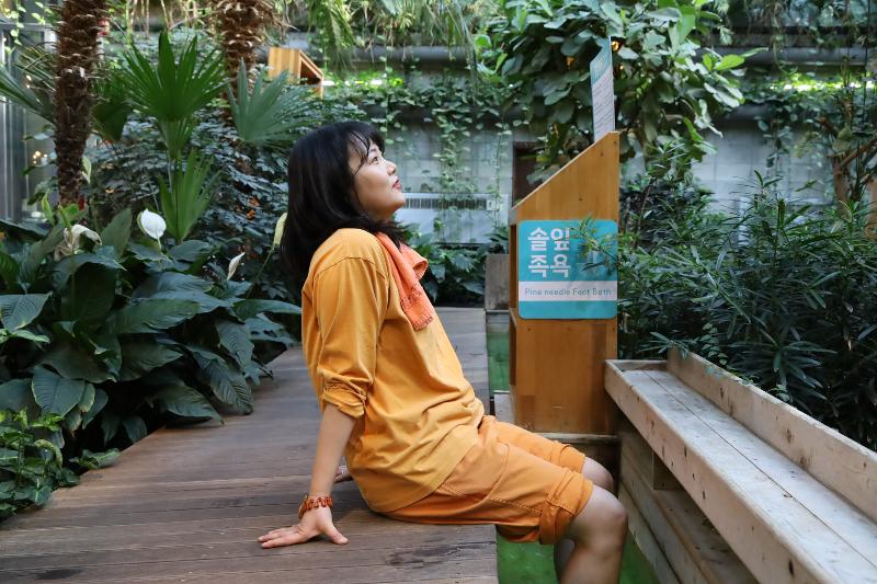 Una persona disfruta de un baño de pies, un programa que forma parte del paquete turístico de bienestar del condado de Yangpyeong-gun