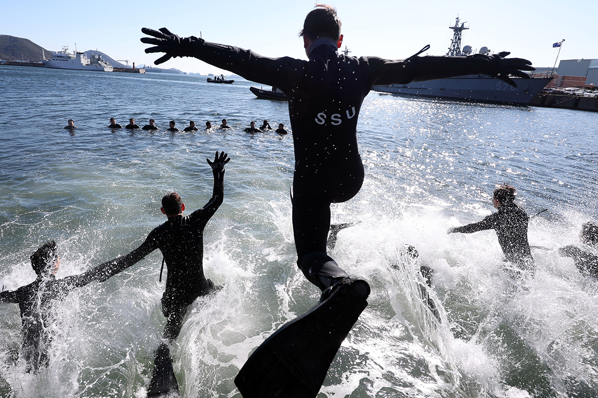 Los buzos de la unidad de salvamento y rescate naval de la Armada (SSU, por sus siglas en ingl&eacute;s) de Corea saltan a aguas heladas en su primer entrenamiento de clima fr&iacute;o del a&ntilde;o, el 22 de enero, alrededor del puerto naval de Jinhae en Changwon, provincia de Gyeongsangnam-do.