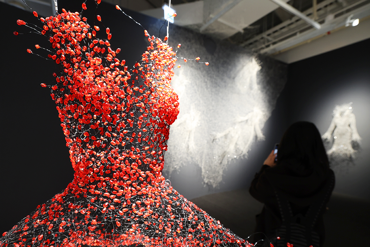 Un vestido rojo de alambre destaca en la exposici&oacute;n especial de piezas donadas por Keum Ki-sook, &ldquo;Dancing, Dreaming, Enlightening&rdquo;, el 27 de enero en el Museo de Artesan&iacute;a de Se&uacute;l, en el distrito de Jongno-gu.