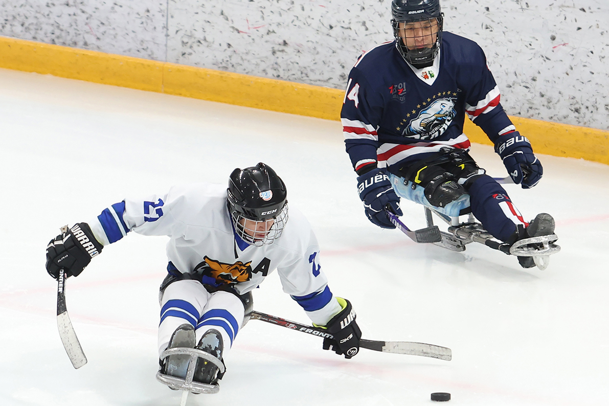 El 28 de enero, dos jugadores de hockey de los equipos de Gangwon y Chungbuk disputaron el disco sobre el hielo, durante un partido celebrado en el Centro de Hockey de Gangneung, en la provincia de Gangwon-do. El encuentro form&oacute; parte de los Juegos Paral&iacute;mpicos Nacionales de Invierno, cuyas competencias se llevar&aacute;n a cabo en dicha provincia hasta el 30 de enero.