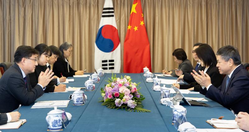 El ministro de Clima, Energía y Medio Ambiente, Kim Sungwhan (izquierda), mantiene conversaciones con el ministro de Ecología y Medio Ambiente de China, Huang Runqiu (derecha), el 5 de enero, en la sede de este último en Pekín. | Ministerio de Clima, Energía y Medio Ambiente