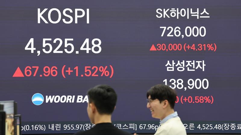 Los precios de cierre de las acciones de Samsung Electronics y SK Hynix del 6 de enero se muestran en un tablero de la sala de operaciones del banco Woori Bank, en el distrito de Jung-gu, en Seúl. | Agencia de Noticias Yonhap