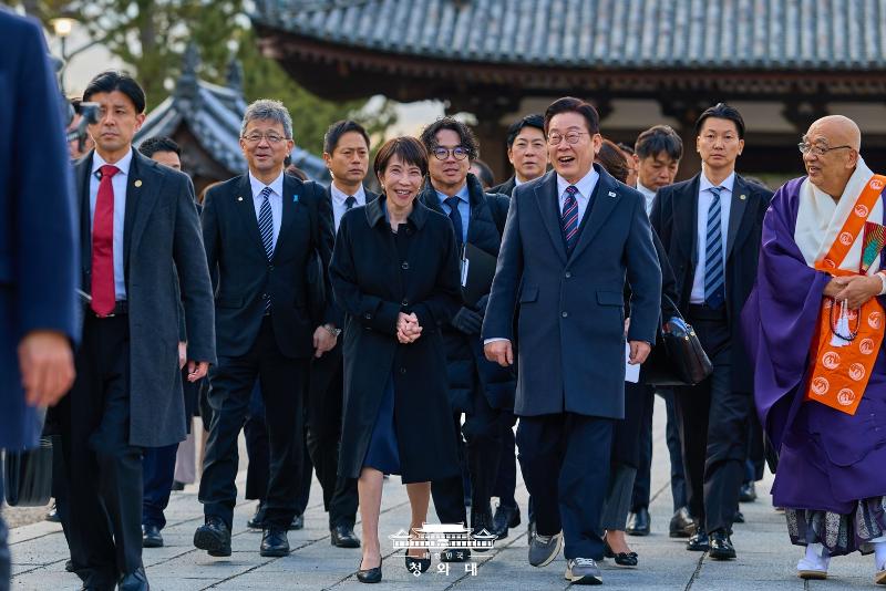 El presidente Lee Jae Myung (tercero por la derecha) y la primera ministra japonesa, Sanae Takaichi, visitan el 14 de enero el templo Horyuji, uno de los principales sitios patrimoniales de la prefectura de Nara, Japón. | Cheong Wa Dae
