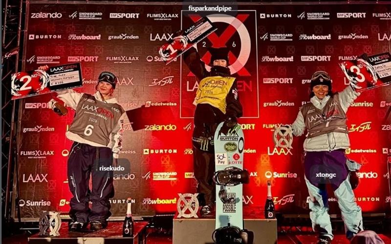 Choi Gaon (centro) celebra en el podio tras ganar la prueba femenina de halfpipe en una competici&oacute;n de la Federaci&oacute;n Internacional de Esqu&iacute; y Snowboard (FIS), celebrada, el 18 de enero (hora local), en Laax, Suiza. | Cuenta oficial de Choi en Instagram