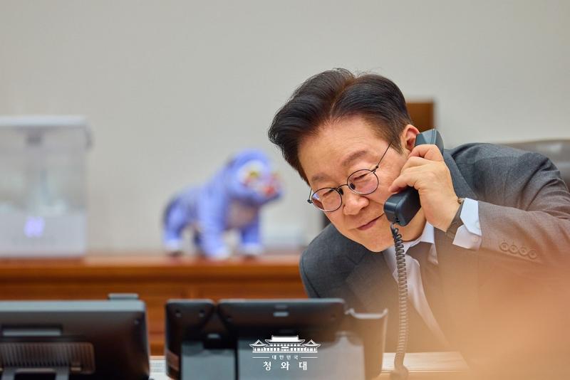 El presidente Lee Jae Myung conversa por tel&eacute;fono con el emir de Catar, Tamim bin Hamad Al Thani, el 20 de enero en la oficina presidencial Cheong Wa Dae, en Se&uacute;l. | Cheong Wa Dae