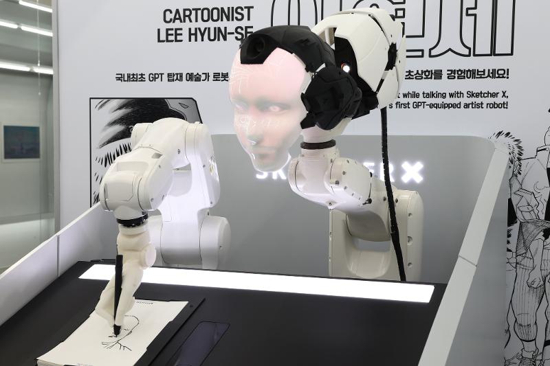 Un robot de IA dibuja el retrato de un visitante el 29 de octubre de 2025 en el K-Business Square del Pabellón de la Exposición Económica del Foro de Cooperación Económica Asia Pacífica (APEC), en Gyeongju, en la provincia de Gyeongsangbuk-do. | Park Daejin