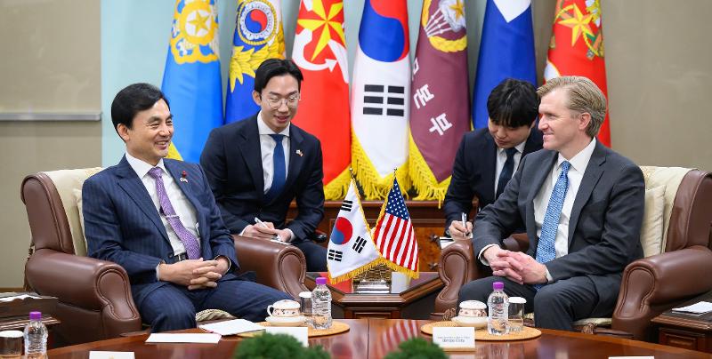 2El ministro de Defensa Nacional surcoreano, Ahn Gyu-back (primero desde la izda.) dialoga con el subsecretario de Defensa para Pol&iacute;ticas de Estados Unidos, Elbridge Colby, durante una reuni&oacute;n diplom&aacute;tica realizada el 26 de enero en la sede del ministerio, en el distrito de Yongsan-gu, en Se&uacute;l. | Ministerio de Defensa Nacional de Corea