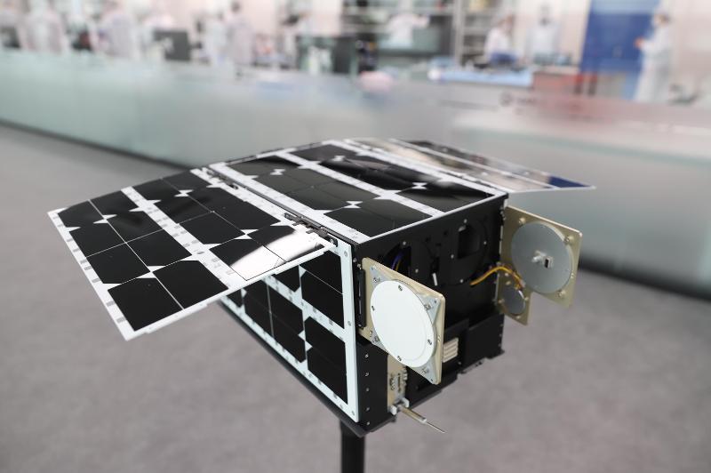 La foto muestra una maqueta a escala real del nanosatélite coreano 'K-RadCube', fabricado por Naraspace Technology, que muestra el despliegue de paneles solares y antenas en un entorno espacial. | Instituto de Astronomía y Ciencia Espacial de Corea  