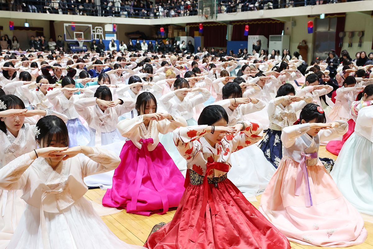 Las estudiantes vestidas en el traje tradicional coreano hanbok realizan una reverencia durante la ceremonia de graduación celebrada el 5 de febrero, en la Escuela Secundaria Femenina Dongmyeong, en el distrito de Eunpyeong-gu, en Seúl, que se llevó a cabo en forma de una ceremonia tradicional de mayoría de edad.
