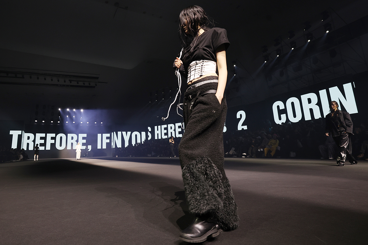 Una modelo desfila por la pasarela en un desfile de la marca HOLYNUMBER7, durante la Semana de la Moda de Se&uacute;l (SFW, seg&uacute;n sus siglas en ingl&eacute;s) en su edici&oacute;n oto&ntilde;o/invierno, celebrada, el 6 de febrero, en la Plaza del Dise&ntilde;o de Dongdaemun (DDP), en el distrito capitalino de Jung-gu.