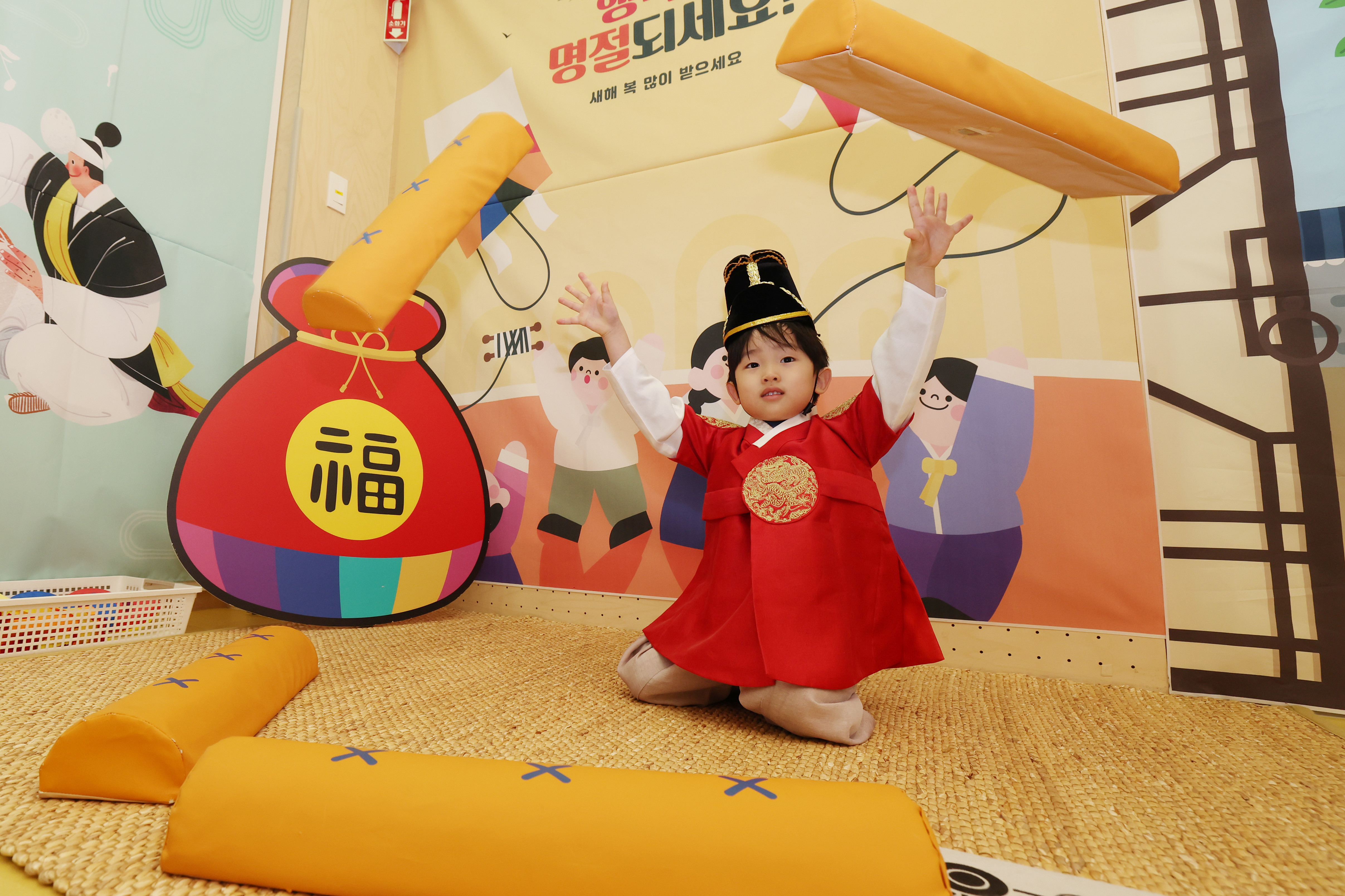  El 12 de febrero, en vísperas del Año Nuevo Lunar, un niño lanza un enorme palo de yut en el espacio de juegos tradicionales de un café infantil en el distrito de Gangdong-gu, en Seúl.