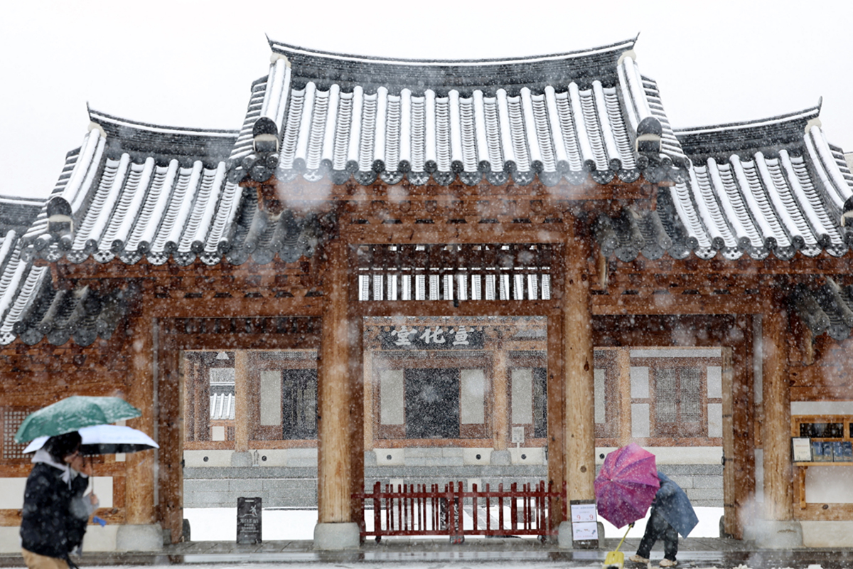 El 24 de febrero, bajo una alerta de fuertes nevadas que afectó a casi todo el país, excepto el área metropolitana de Seúl, la antigua sede del Gobierno Provincial durante la dinastía Joseon, Jeolla Gamyeong, ubicada en el distrito de Wansan-gu, en la ciudad de Jeonju, provincia de Jeollabuk-do, se reviste de nieve. 