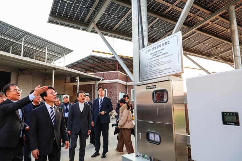 El primer ministro Kim Min-seok (segundo desde la izquierda) escucha explicaciones durante su visita a la planta Solar Dure Power Cooperative en el municipio de Guyang-ri, en Yeoju, provincia de Gyeonggi-do, el 20 de noviembre de 2025. La planta instala paneles fotovoltaicos en terrenos comunitarios y distribuye los beneficios entre los residentes. | Blog oficial de la Oficina del Primer Ministro en Naver