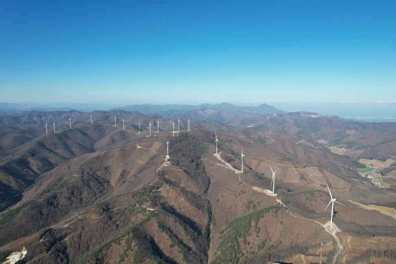 El complejo e&oacute;lico del monte Gadeoksan, en Taebaek, provincia de Gangwon-do, inici&oacute; operaciones comerciales en febrero de 2022, produce 16 megavatios de electricidad, suficiente para abastecer a 43.000 hogares al a&ntilde;o. | Korea East-West Power