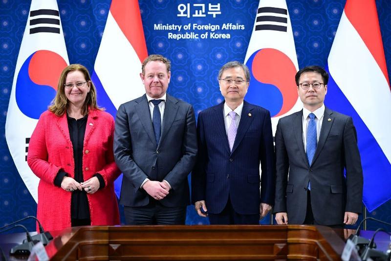 El 11 de febrero, los representantes diplomáticos de Corea y los Países Bajos se toman una foto conmemorativa durante el primer 