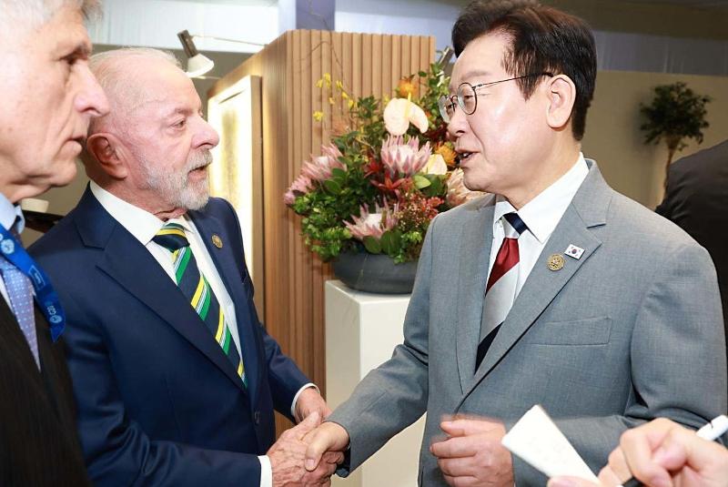 El presidente Lee Jae Myung (dcha.), habla con el presidente brasile&ntilde;o, Luiz In&aacute;cio Lula da Silva, en un encuentro al margen de la cumbre del Grupo de los Veinte (G20), el 23 de noviembre de 2025 (hora local), en Johannesburgo, Sud&aacute;frica. | Comit&eacute; organizador de la cumbre del G20