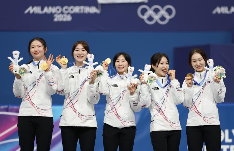 El 18 de febrero (hora local), el equipo coreano se toma una foto conmemorativa tras ganar la medalla de oro en la prueba femenina de relevos de 3.000 metros de patinaje de velocidad sobre pista corta de los Juegos Olímpicos de Invierno de Milano-Cortina, en la Arena de Patinaje sobre Hielo de Milán, en Milán, Italia. De izquierda a derecha: Shim Suk-hee, Noh Do-hee, Lee So-yeon, Kim Gil-li y Choi Min-jeong 