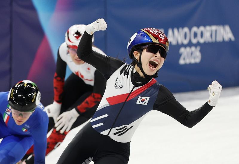 El 18 de febrero (hora local), la última relevista coreana, Kim Gil-li, celebra al cruzar la meta de la prueba femenina de relevos de 3.000 metros de patinaje de velocidad sobre pista corta de los Juegos Olímpicos de Invierno de Milano-Cortina, en la Arena de Patinaje sobre Hielo de Milán, en Milán, Italia.