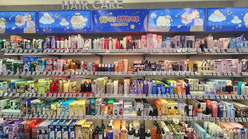 La foto muestra los productos cosméticos expuestos en una tienda en el distrito de Jongno-gu, en Seúl. | Lee Jihae